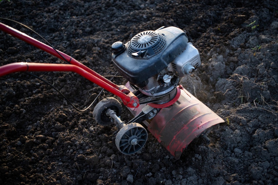 Rekultywator spalinowy czy elektryczny? Porównanie rozwiązań dla małego ogrodu