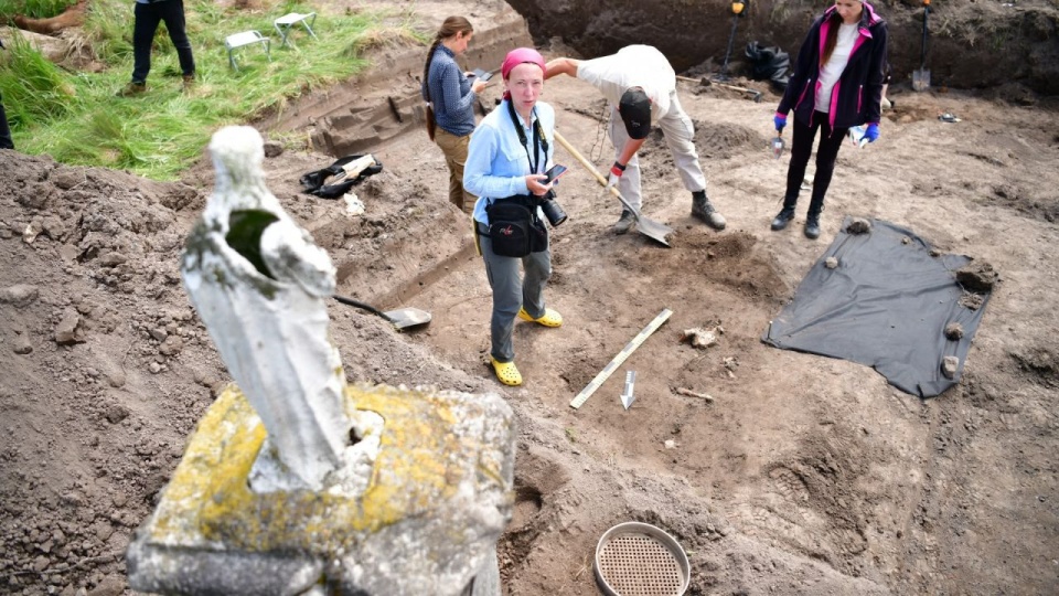 Huta Pieniacka: w zbiorowej mogile może spoczywać nawet do kilkuset ofiar