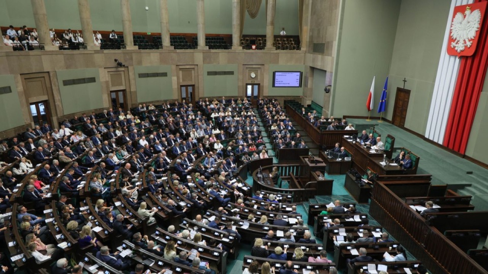 Posłowie na sali plenarnej Sejmu. W ostatnim dniu posiedzenia posłowie będą głosowali m.in. nad rządowym projektem ustawy, który ma umożliwiać zbieranie informacji o zarobkach medyków w powiązaniu z numerem PESEL lub numerem prawa wykonywania zawodu. PAP/Paweł Supernak