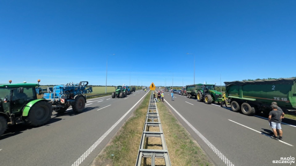 Rolnicy protestują i domagają się spotkania z Donaldem Tuskiem [AKTUALIZACJA, ZDJĘCIA]
