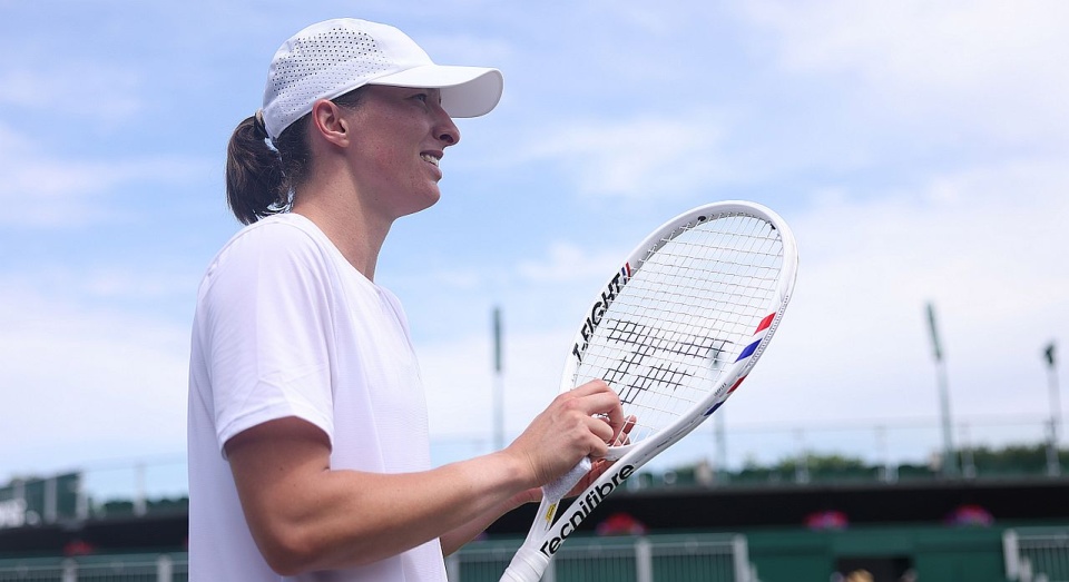 Iga Świątek wita kibiców w drodze na Wimbledon