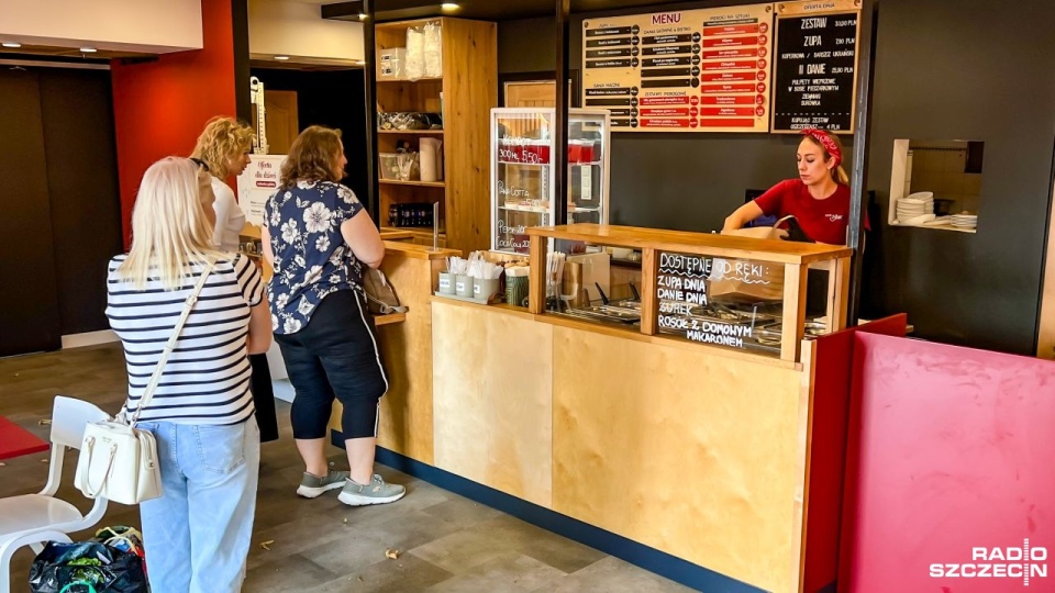 Nie zdążyli otworzyć restauracji, a już dostali mandat. Sprzedali... wodę w upał