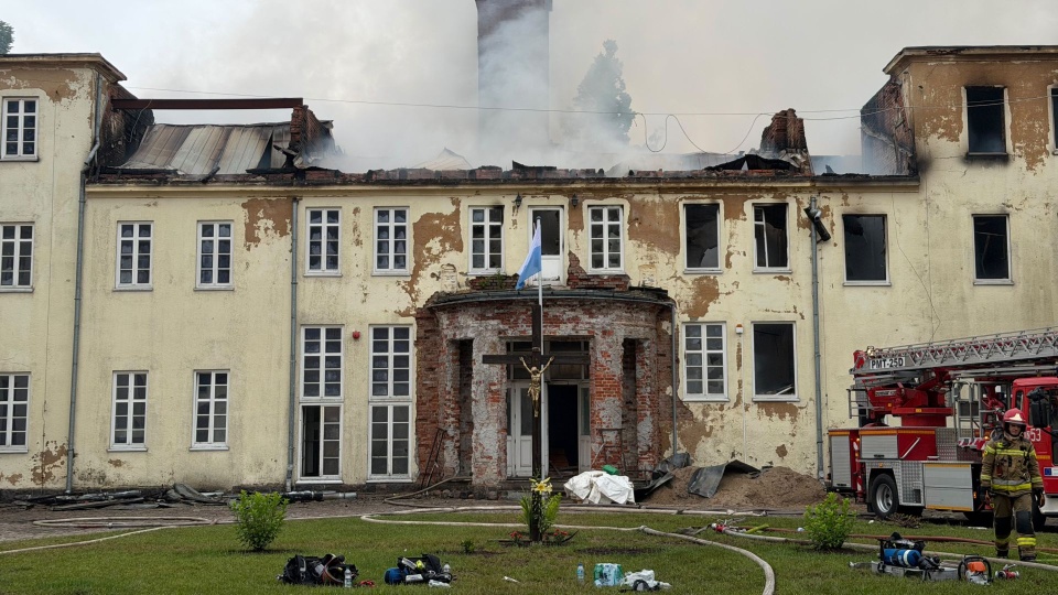 Płonie dach zabytkowego pałacu w Wietrznie; ewakuowano 48 osób [ZDJĘCIA]