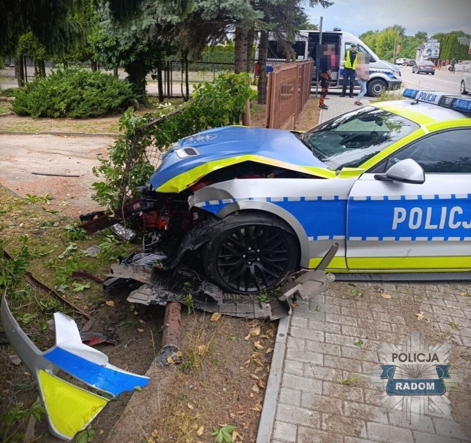 Policyjny Ford Mustang rozbity