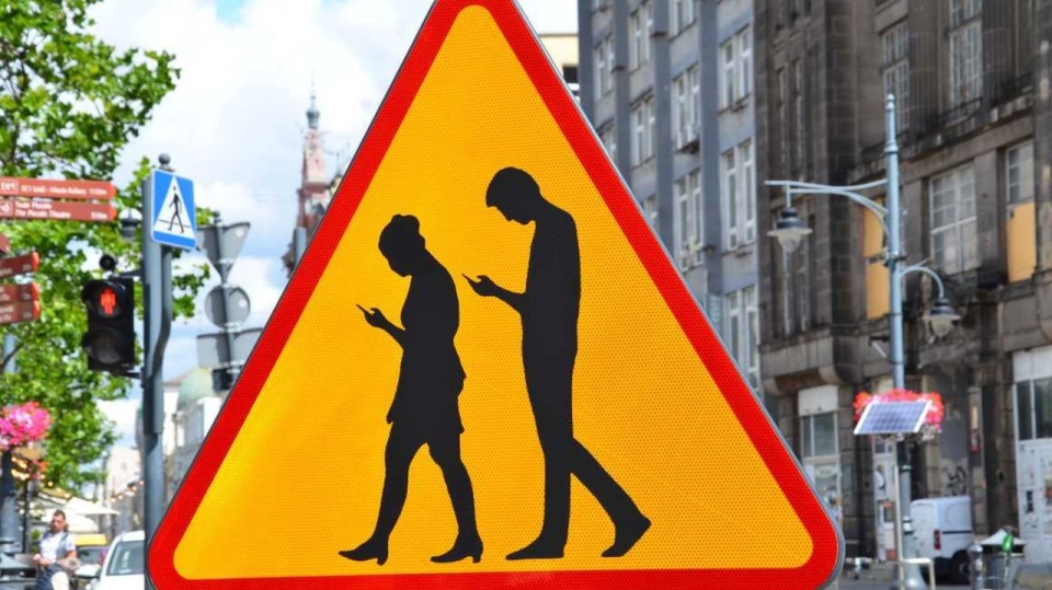 Instytut Spraw Obywatelskich chce nowego znaku drogowego dla "smartfonowych zombie"