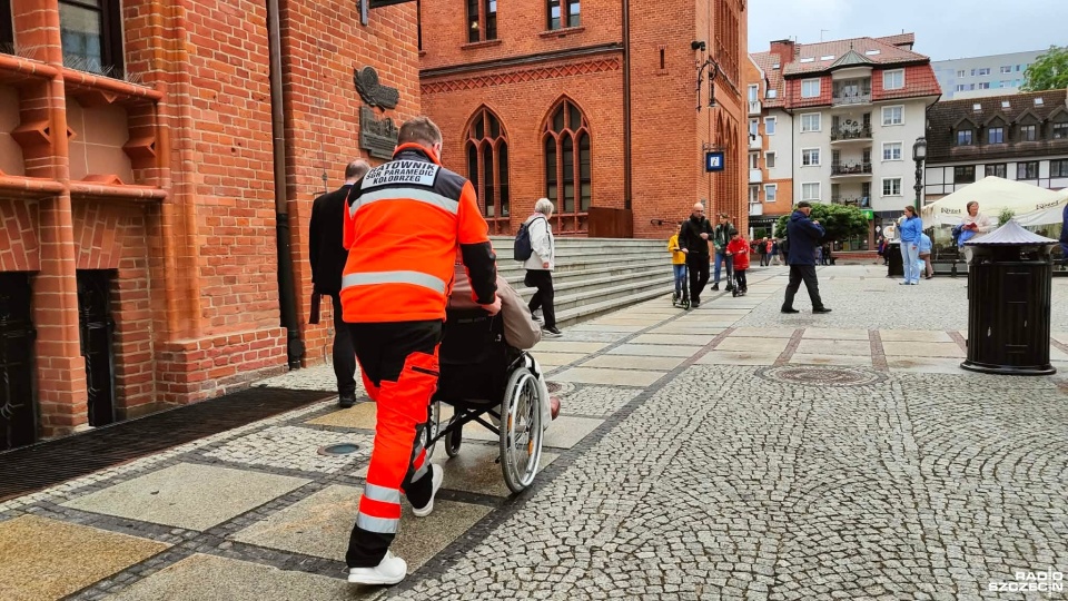 Grupa Paramedic pomaga ludziom uwięzionym we własnych domach