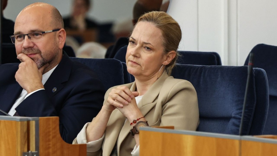 Wiceminister zdrowia Katarzyna Kęcka (P) i Rzecznik Praw Pacjenta Bartłomiej Chmielowiec (L) na sali obrad Senatu w Warszawie, 22 bm. Izba ma m.in. zdecydować ws. noweli ustawy o prawach pacjenta i Rzeczniku Praw Pacjenta, tzw. lex szarlatan. (jm) PAP/Albert Zawada