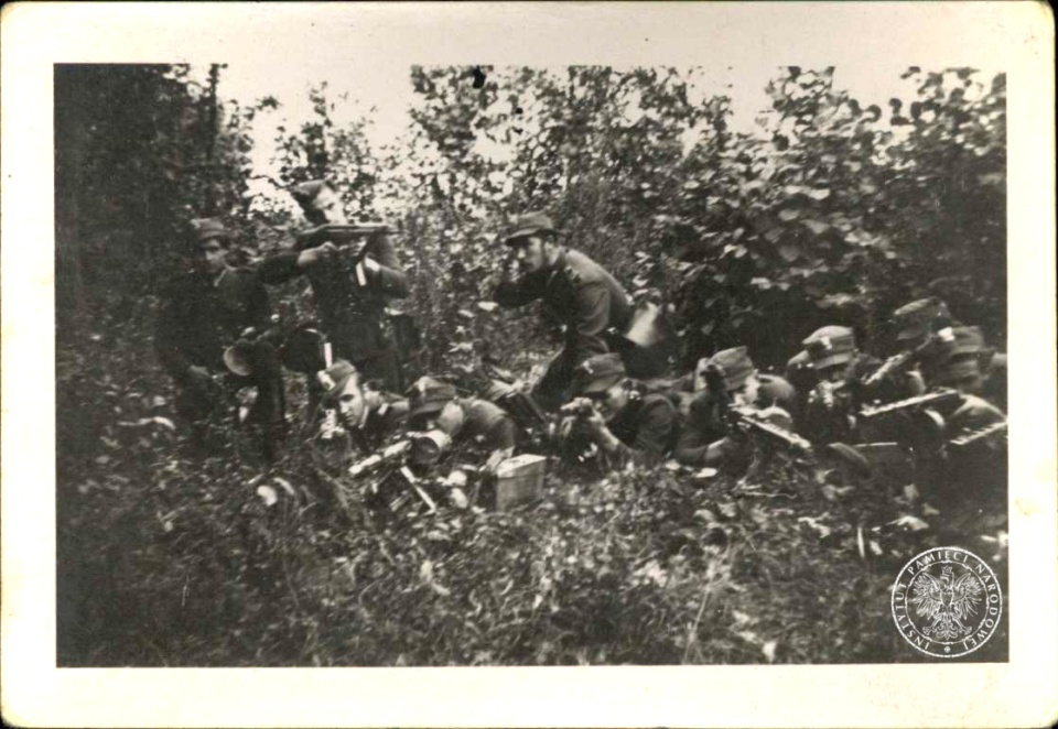 Oddział NZW pod dowództwem st. sierż. Mieczysława Dziemieszkiewicza ps. Rój (pośrodku) w 1948 r. Zdjęcie z zasobu Archiwum IPN. Źródło: pl.wikipedia.org, domena publiczna CC0