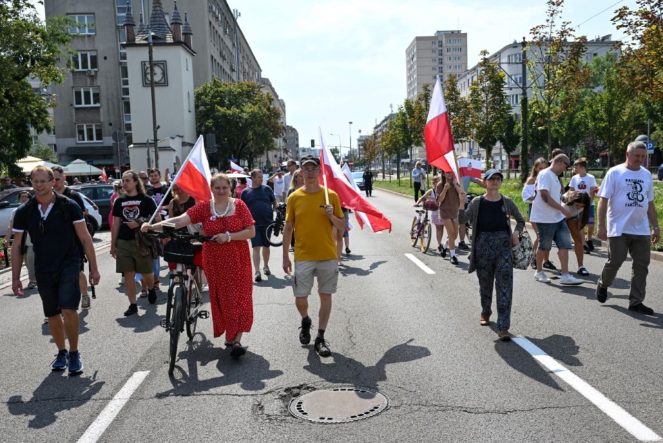 Hołd powstańcom Warszawy