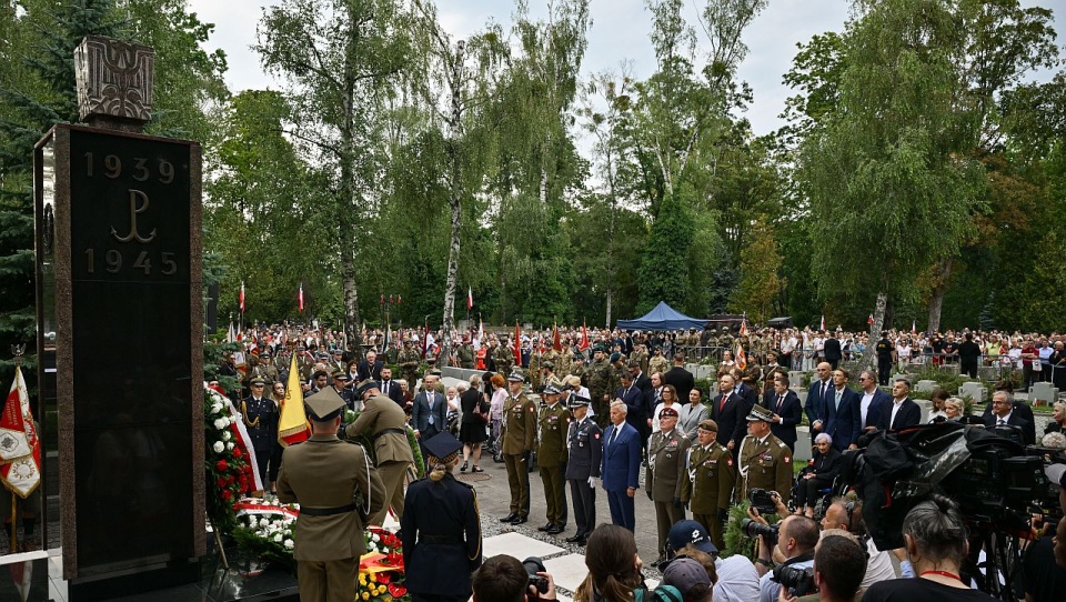 Hołd dla powstańców warszawskich prze Pomnikiem Gloria Victis