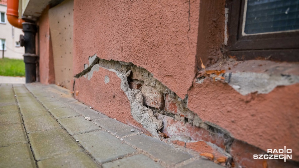 Rozpadający się budynek przy ul. Hożej z najnowszą ekspertyzą