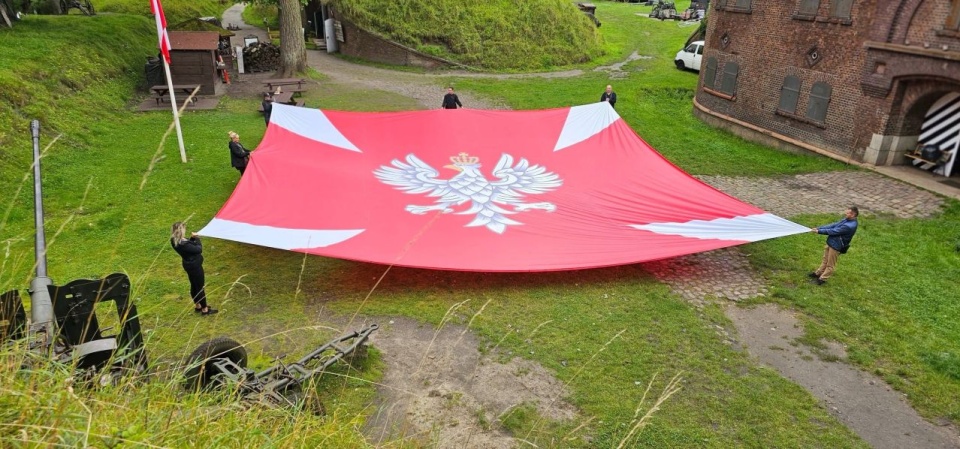 Wielka bandera Wojska Polskiego na latarni morskiej w Świnoujściu