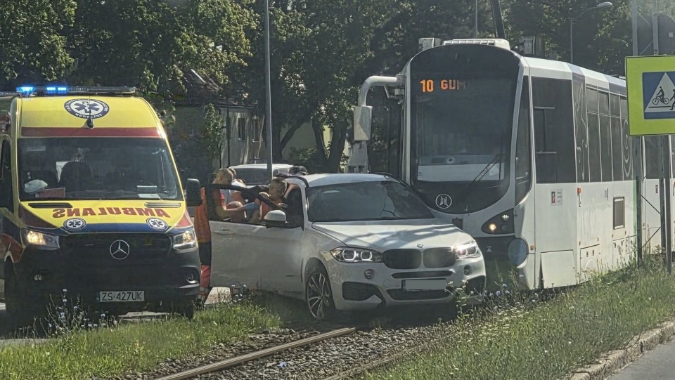 Zderzenie BMW z tramwajem. Utrudnienia na Gumieńcach