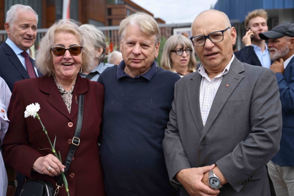 Senator KO Bogdan Borusewicz (w środku), Henryka Krzywonos-Strycharska (z lewej) i działacz opozycji w PRL Jerzy Borowczak (z prawej) podczas uroczystości symbolicznego otwarcia bramy nr 2 Stoczni Gdańskiej. Fot. PAP/Adam Warżawa