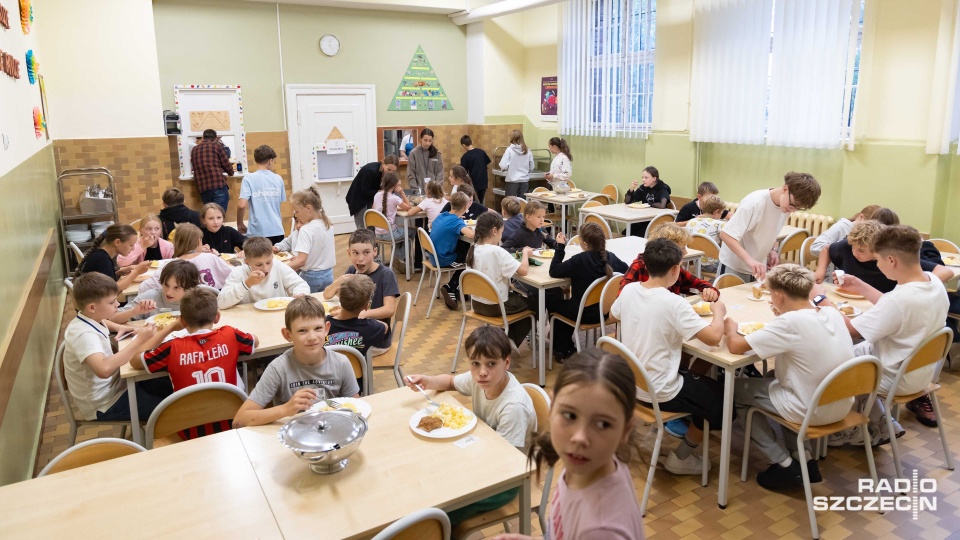 Zmiany w szkolnym menu. "Wytyczne budzą kontrowersje" [ZDJĘCIA]