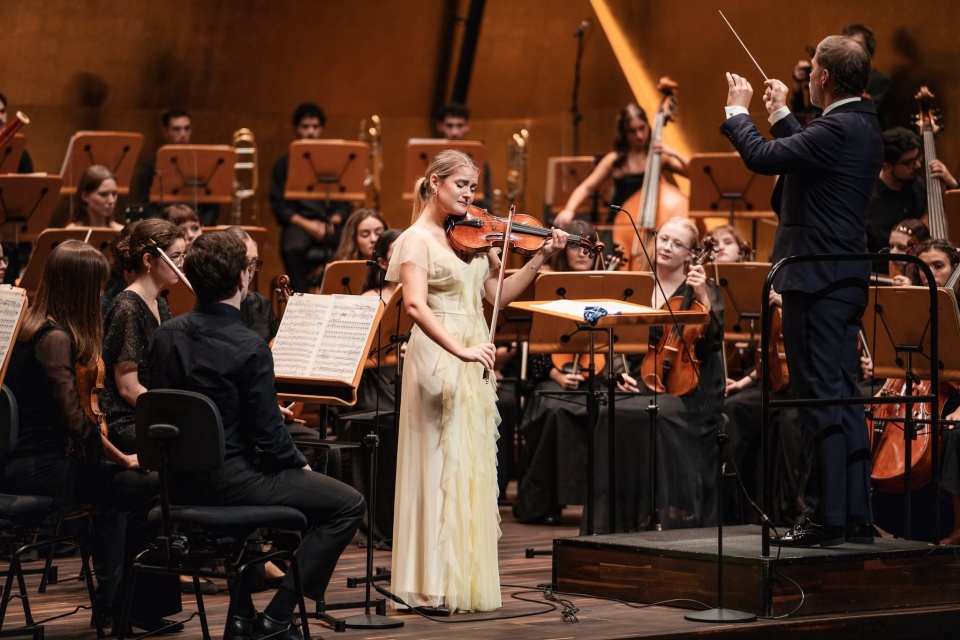 Zofia Anna Olesik i orkiestra ILYO owacyjnie przyjęci w Złotej Sali Filharmonii [ZDJĘCIA]