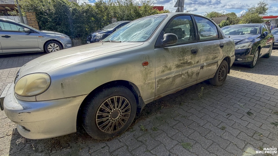 Mieszkaniec Pogodna wypowiedział wojnę porzuconym wrakom samochodów [WIDEO, ZDJĘCIA]