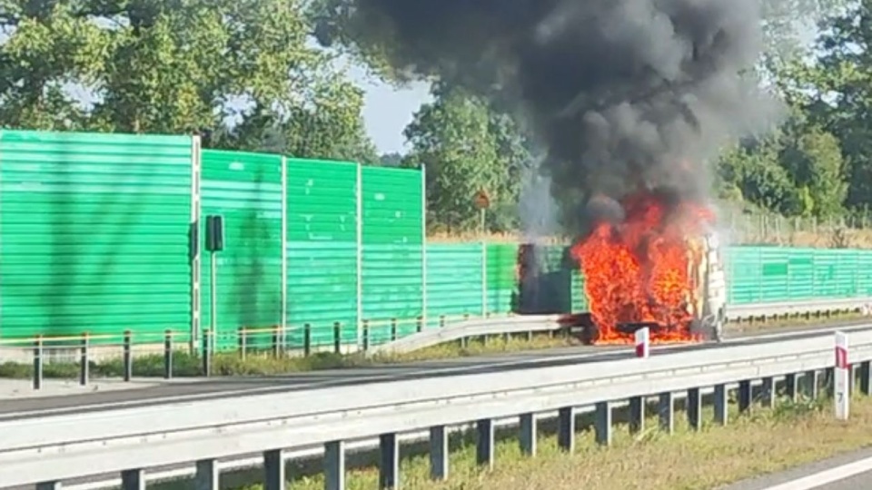 Na drodze S6 spłonął samochód dostawczy