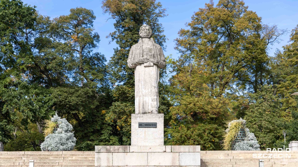 Pomnik Adama Mickiewicza znajduje się przy Placu Mickiewicza, w pobliżu Parku im. Stefana Żeromskiego. Fot. Robert Stachnik [Radio Szczecin]