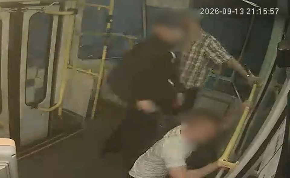 Wandale zdewastowali tramwaj i zniszczyli szyby pojazdu [WIDEO]