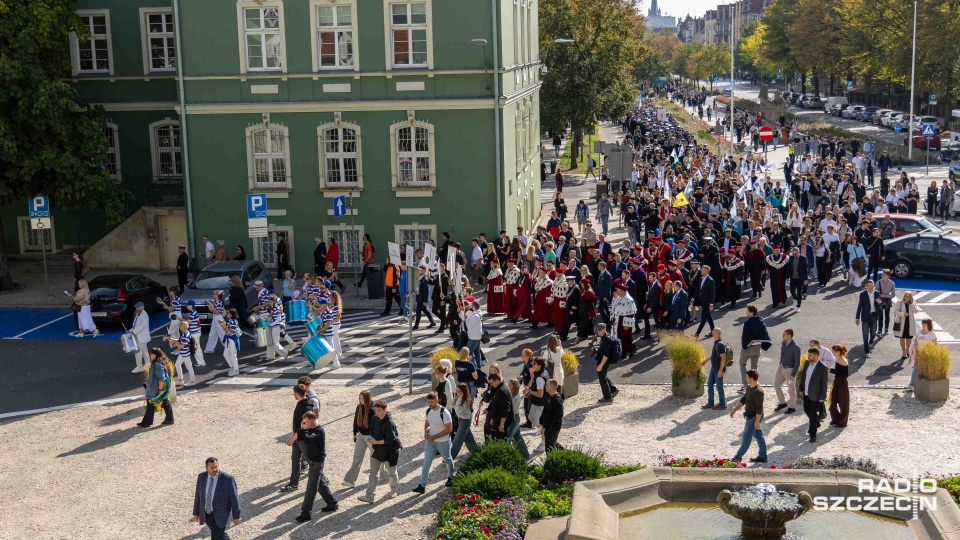 Szczecińskie uczelnie wspólnym korowodem zainaugurowały rok akademicki [WIDEO, ZDJĘCIA]