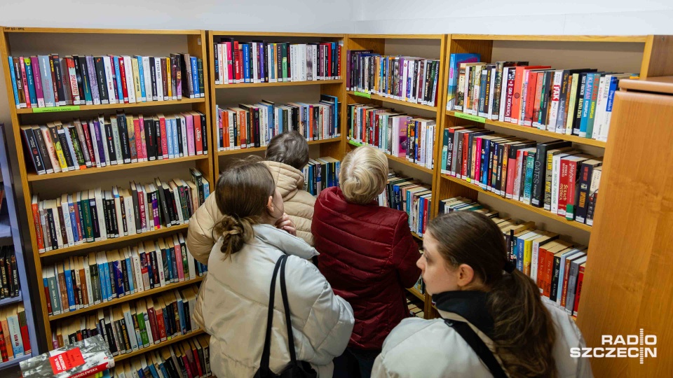Miejska biblioteka wyprzedaje książki "za grosze" [ZDJĘCIA]
