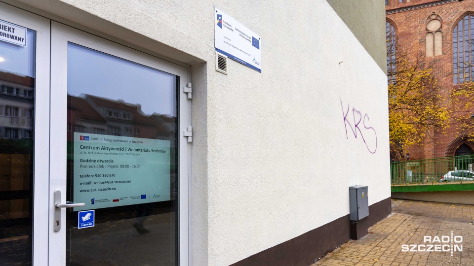 Ściana Centrum Aktywności i Wolontariatu Seniorów łupem wandali [ZDJĘCIA]
